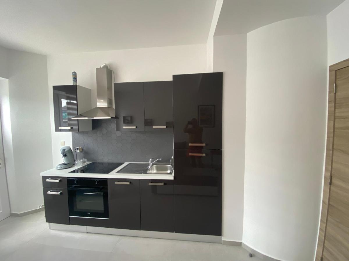 Superbe petite appartement lumineux bien décoré avec Netflix gratuit Charleroi Esterno foto