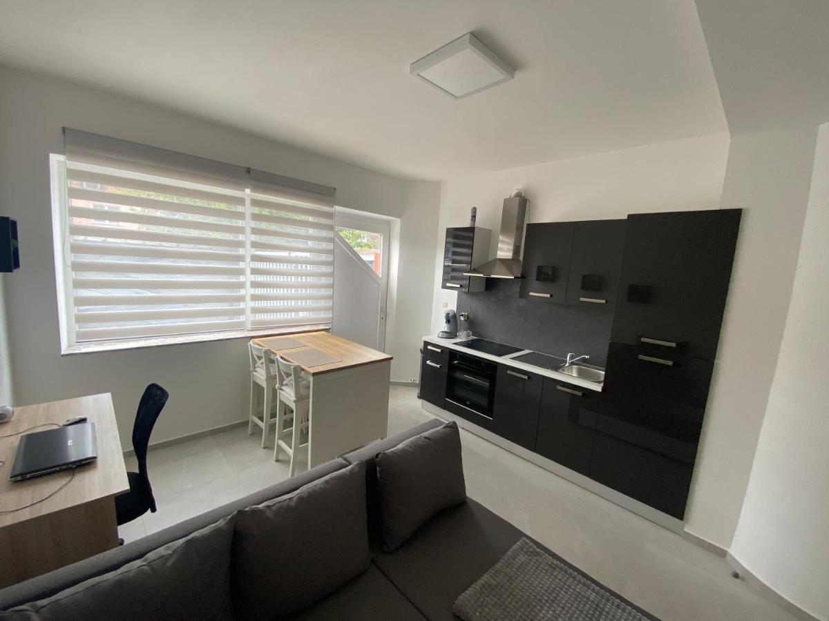 Superbe petite appartement lumineux bien décoré avec Netflix gratuit Charleroi Esterno foto