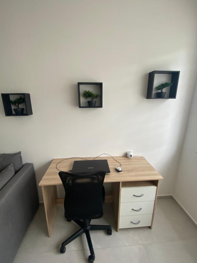 Superbe petite appartement lumineux bien décoré avec Netflix gratuit Charleroi Esterno foto