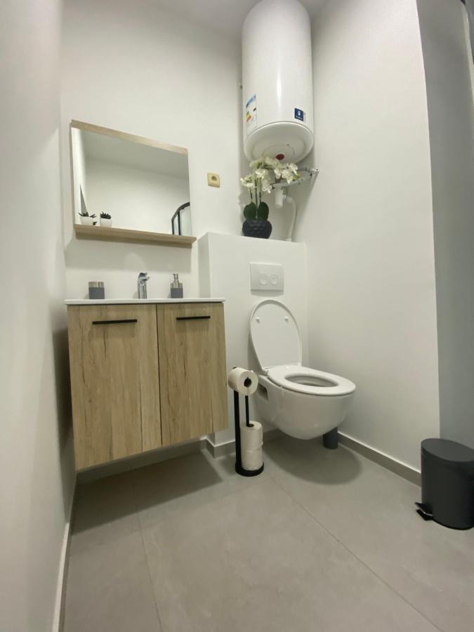 Superbe petite appartement lumineux bien décoré avec Netflix gratuit Charleroi Esterno foto