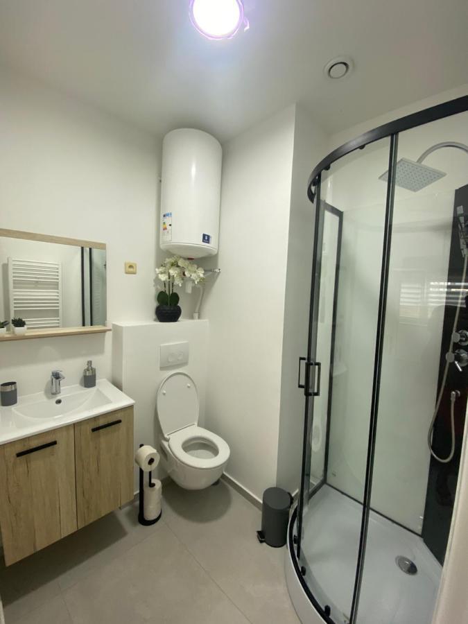 Superbe petite appartement lumineux bien décoré avec Netflix gratuit Charleroi Esterno foto