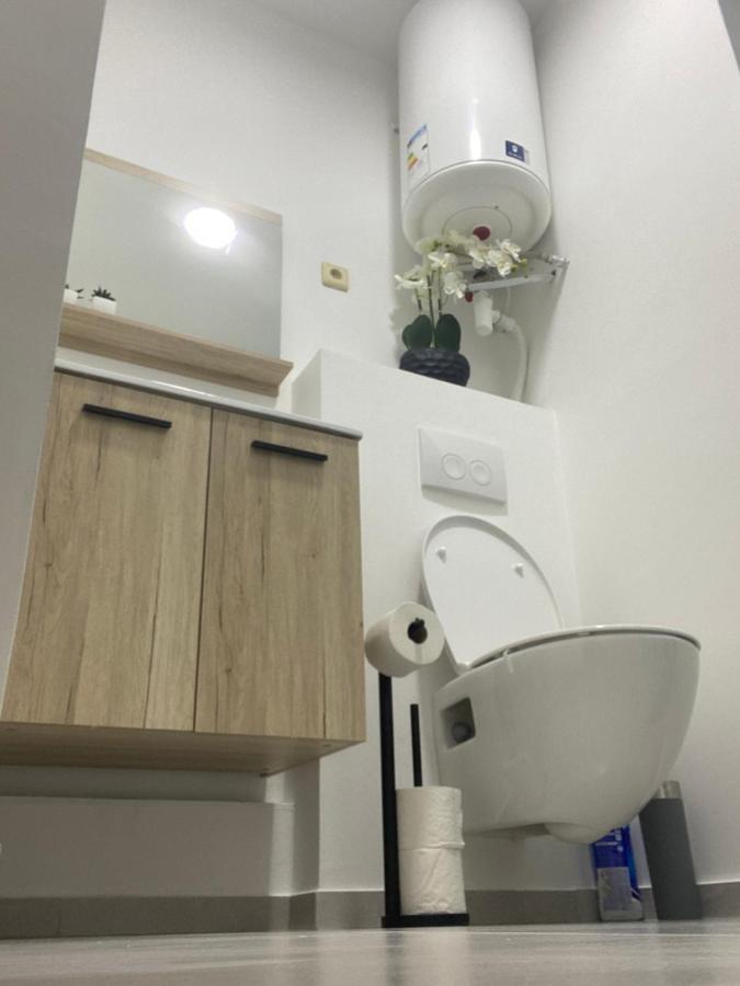 Superbe petite appartement lumineux bien décoré avec Netflix gratuit Charleroi Esterno foto